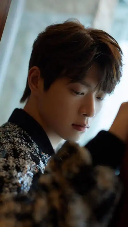 影视演员魏大勋,综艺感十足,风趣幽默,人见人爱,来看帅照吧