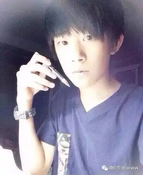 易烊千玺熬夜写作业.粉丝心疼