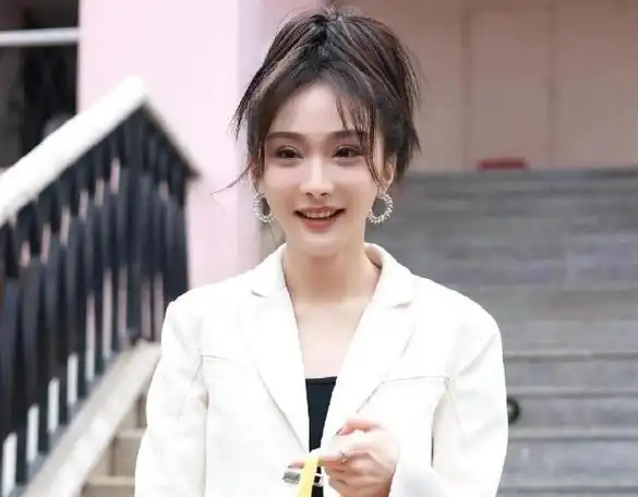 超级富二代千金!陈冰个人资料简介 陈冰家里很有钱吗老公是谁啊?