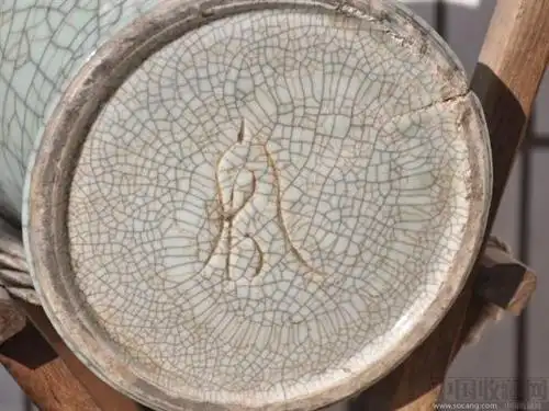 粉青釉哥窑大瓶;高63公分;金丝铁线;底足"官"字款识;宝光四溢