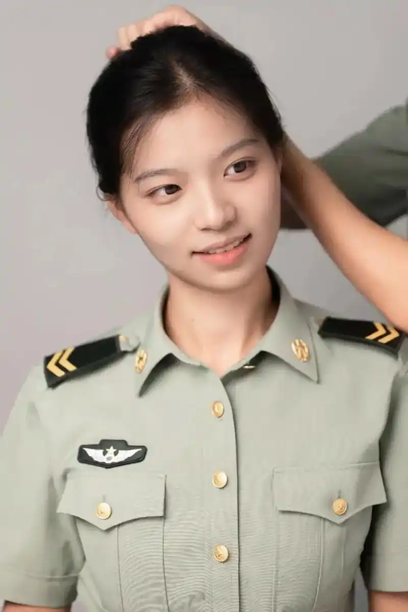 光荣退役 #最美女兵 #青春有迷彩的样子 #离开部队的那一 - 抖音