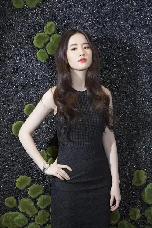 虽然刘亦菲长得很仙儿但穿上小黑裙依旧很妩媚气质难超越