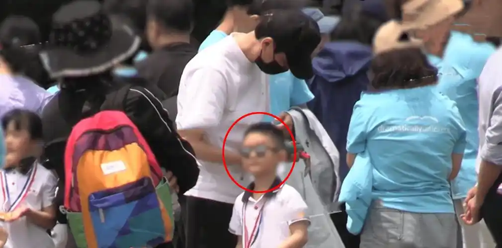 冯绍峰现身校园参加亲子运动会,5岁儿子正脸曝光太像赵丽颖!