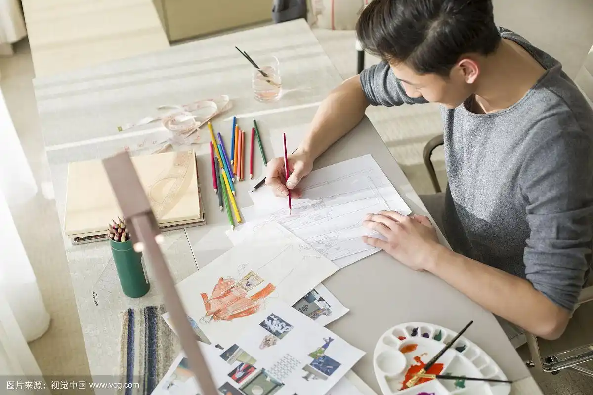 服装设计师画草图