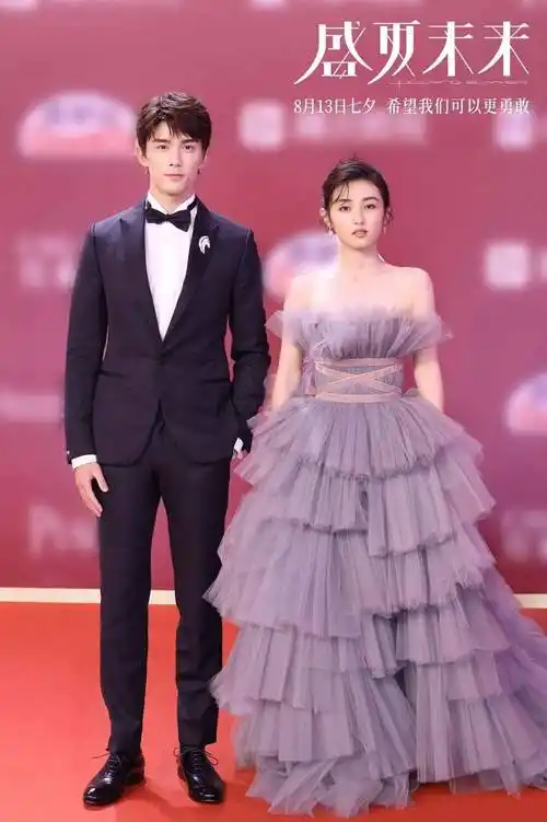 《盛夏未来》张子枫吴磊亮相上影节红毯