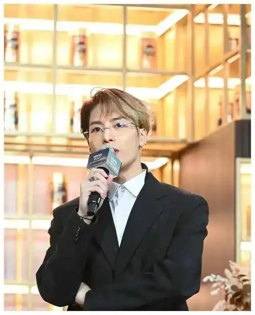 王嘉尔魅力无限细腻肌肤引人注目实力唱将颜值爆表