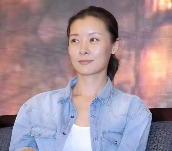 2002柯蓝在拍摄《开往春天的地铁》时,认识了当时的男主角耿乐,耿乐比