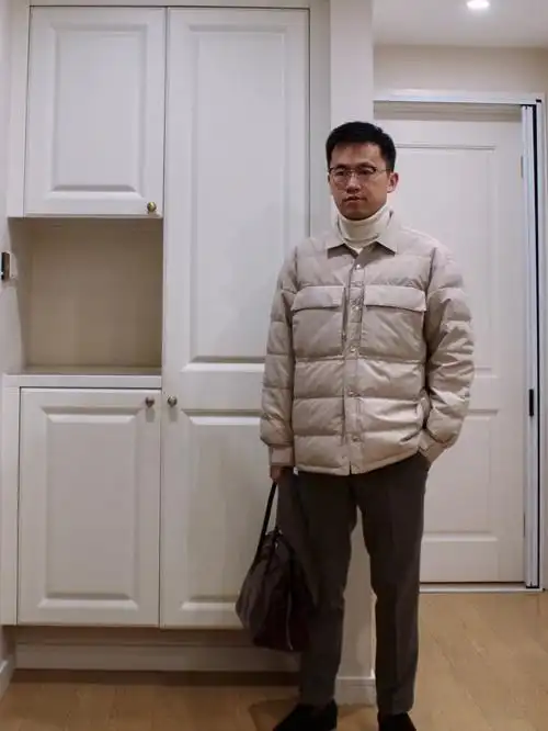 身高173cm,体重65kg,这款衬衫式羽绒服我选的是l号,宽松不臃肿.