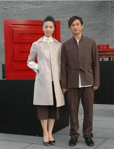 由于身高是172厘米,孙莉稍微穿高跟鞋就与黄磊个头差不多,她的女儿黄