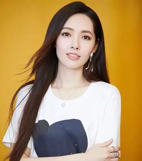 郭碧婷复工状态引热议,身材发福像婆婆向太,三千元长裙输给模特.