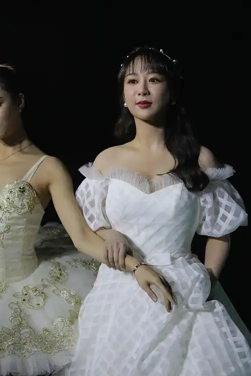 杨紫生图状态也挺好,"铁刘海"配一字肩长裙好温柔,真有女人味_腾讯新