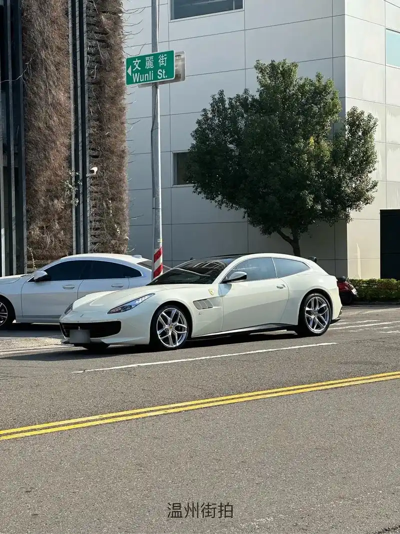 白色的法拉利gtc4lusso停在路边真的太帅了,当年愿意花 - 抖音
