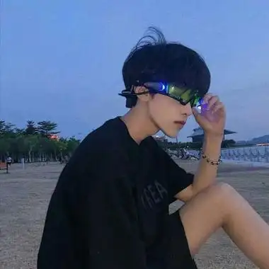 戴墨镜的酷酷的男生好看的魅力头像一转眼秋天变成了故事冬天变成了