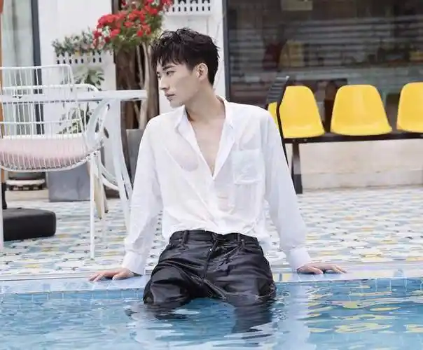 《花间令》刘学义16岁旧照刷爆网络,我却更期待他的变装视频更新