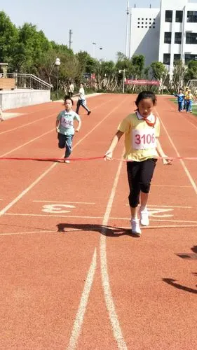 200米跑步小组预赛第一名哦!太棒了!