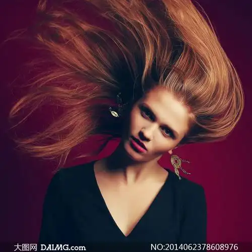 甩动头发的v领装美女摄影高清图片