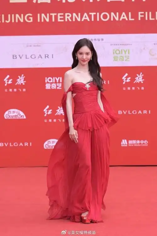 金晨红色抹胸长裙亮相北影红毯 长发如海藻般柔顺飘逸