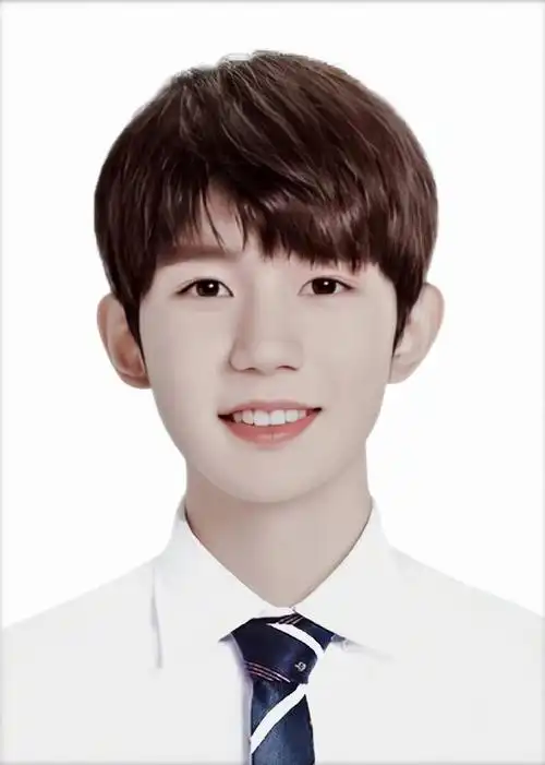 娱乐圈的证件照杀手#感受一下王源饭制证件照合集~干净帅气,源气满满