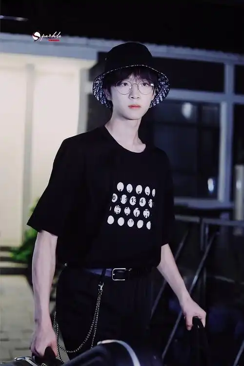 组里有张嘉元的妈咪吗求元元戴眼镜的图