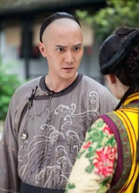 在咱们现在只要说到清朝男子的发型和服装就一定会想到他们的阴阳头的