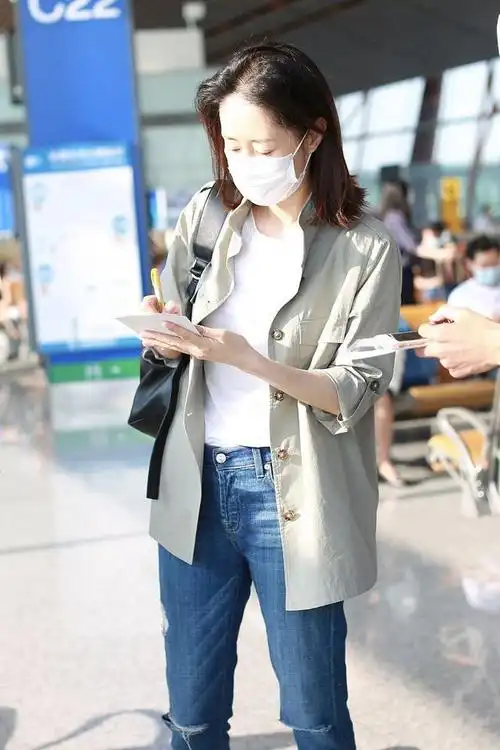 70后刘敏涛长得像45岁却拥有20岁的身材一身黑牛仔太时髦