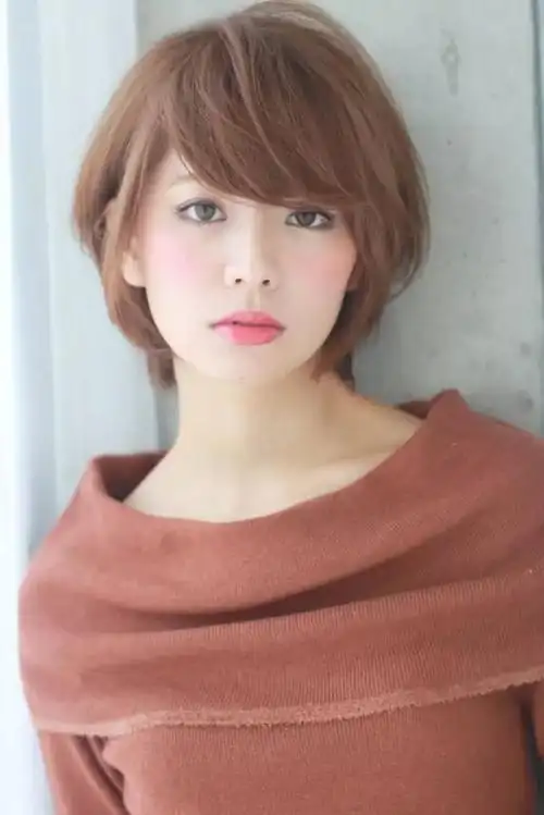 73日式甜美齐刘海中短发发型,中短发打理出内扣的长波波头设计,内