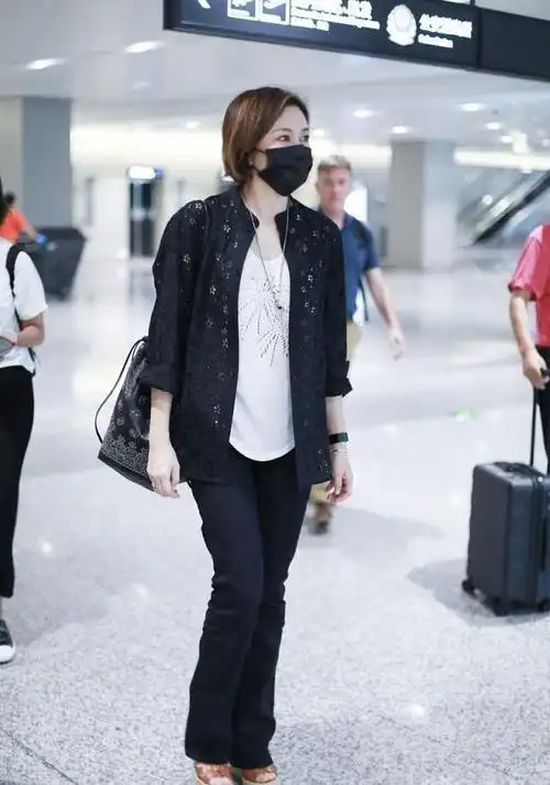 关之琳低调出行黑白简装难掩女神靓丽侧颜吸睛短发减龄像30岁