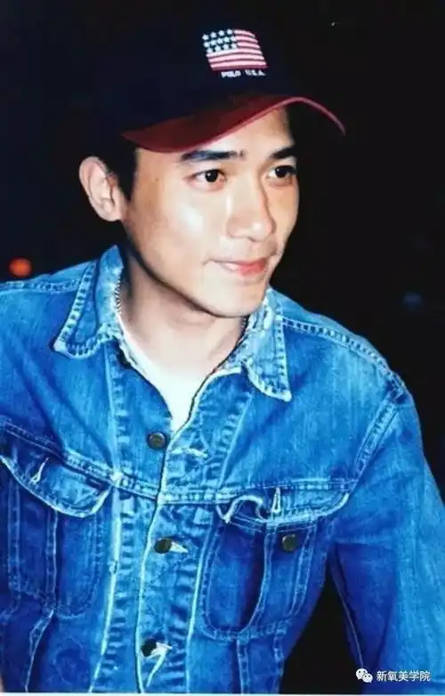 他的轮廓也非常好,高鼻深目,只可惜个子不够高,如果有180,整个人大一