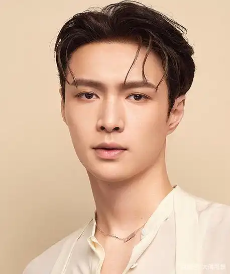 张艺兴晒最新代言照:俊朗五官十分抢眼,定格的男性荷尔蒙满满!