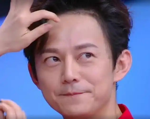 何炅不想看起来秃头,吴昕帮他涂抹发际线粉,效果让人爆笑不止