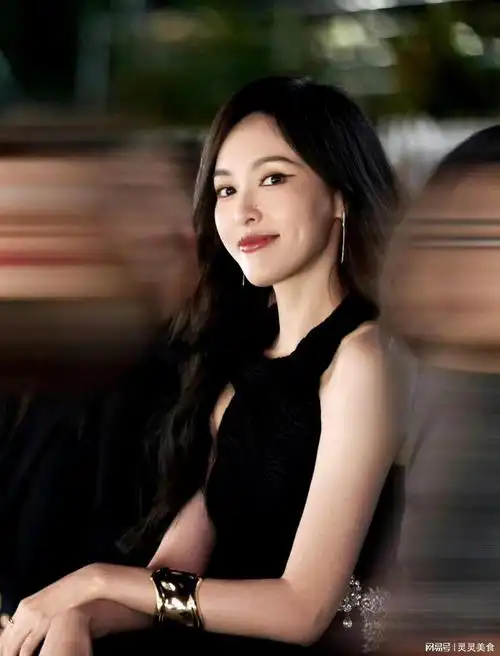 唐嫣出席活动, 穿一身黑色修身鱼尾长裙, 涂大红唇气质出众!