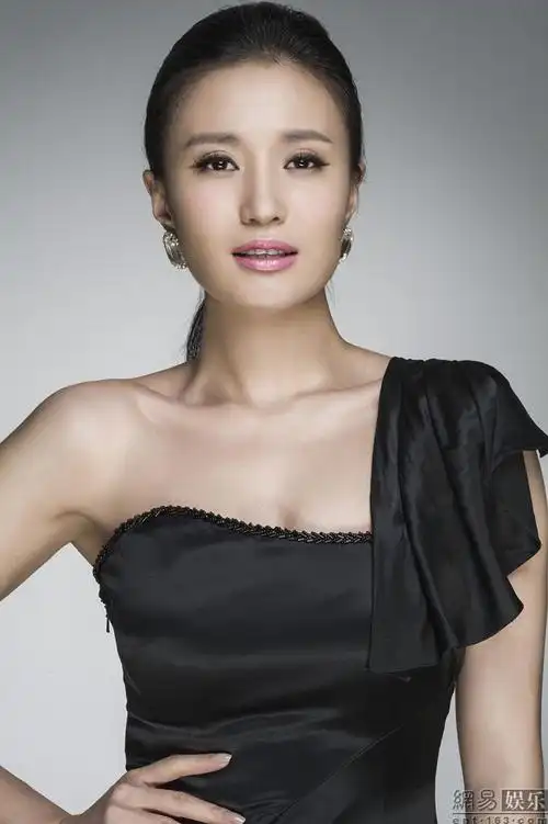 万美汐长裙写真