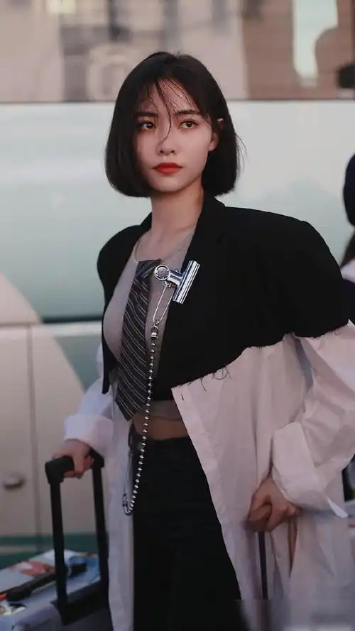 许佳琪是队里的舞担,出道6年,实力绝对能进a班,以她目前的人气,就算不