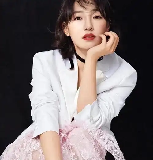 纪实白百何晒短发照清爽干净戒指很晃眼状态格外的好