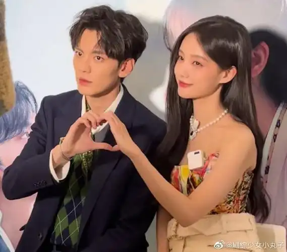 李一桐毕雯珺合照生图