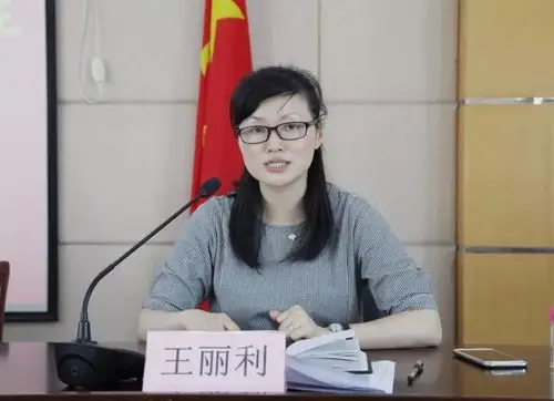 镇卫计局副局长王丽利主持会议▲企业现场签约早在5月,临浦镇已完成