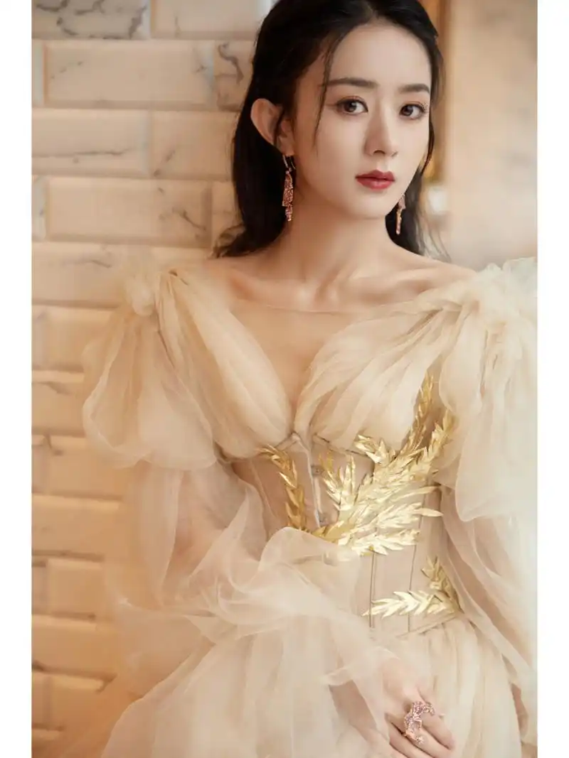 赵丽颖在2021 bazaar icons盛典上,以高定的正确演绎方式展现了坞与