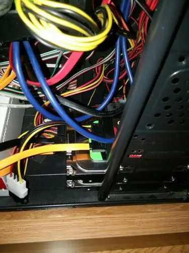 请教机械硬盘安装在机箱的那个位置