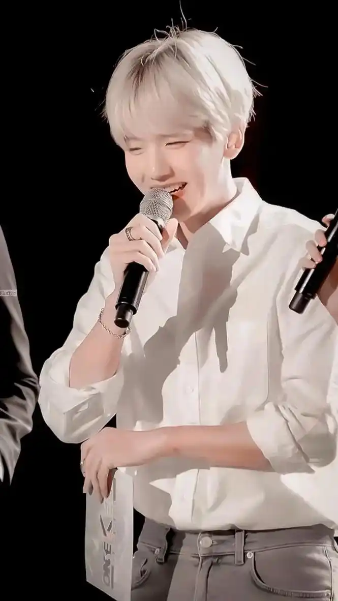 边伯贤手机壁纸!啊啊啊!伯贤笑起来也太可爱太帅了吧!#exo - 抖音