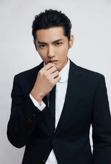 简介:吴亦凡背头黑色系帅气写真图片,分享一组吴亦凡图片给大家,图中