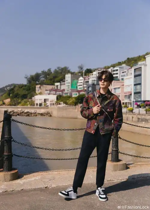 任嘉伦丨港风造型78漫步澳门街头,随性又惬意,港风浪漫松弛感十足!