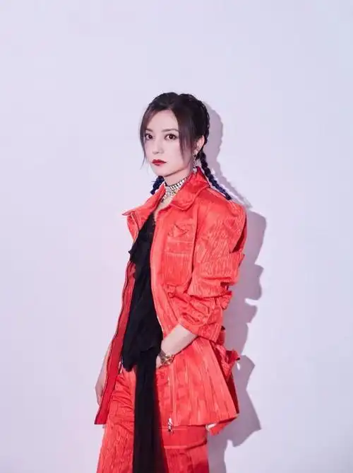 赵薇穿红色系套装是真减龄看着就特甜美