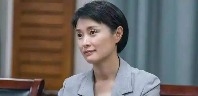 吴越这次终于演主角了,在剧里的女演员中,她演的副书记艾鲜枝挺有派头