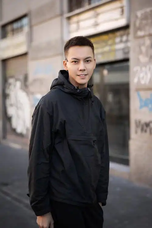 陈伟霆现身米兰街头,新短寸发型帅气十足