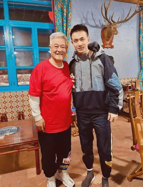赵本山看辽篮比赛生怕别人认不出宋小宝穿t恤他穿厚外套