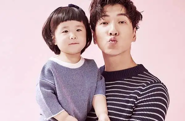 张亮女儿照片大全呆萌上线 父女互动洋溢甜蜜气氛