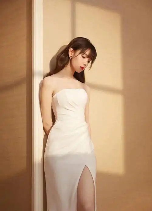 有种"多肉"身材叫陈瑶,穿开叉裙秀美腿,体型纤瘦但撑得好紧绷