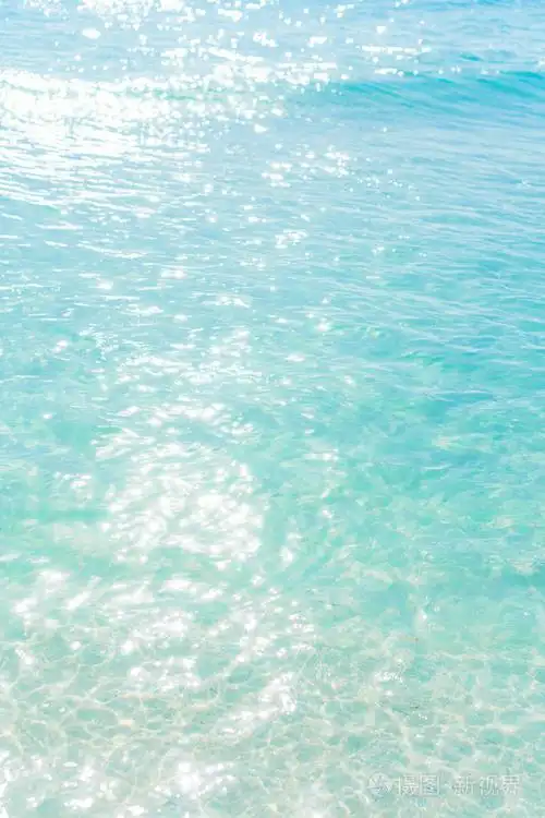 闪闪发光的太阳照耀着海床上.沙下干净的水