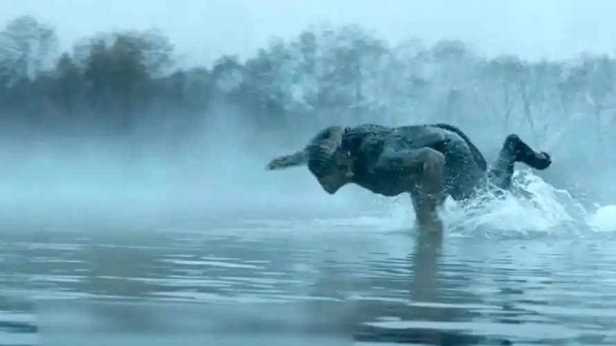 沙子怪物:美女被困在沙子中,眼睁睁看着同伴死去,太绝望