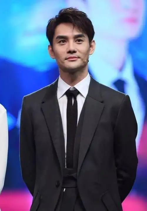 不拍戏就"消失",今41岁的王凯,已经走上男演员的另一条大路